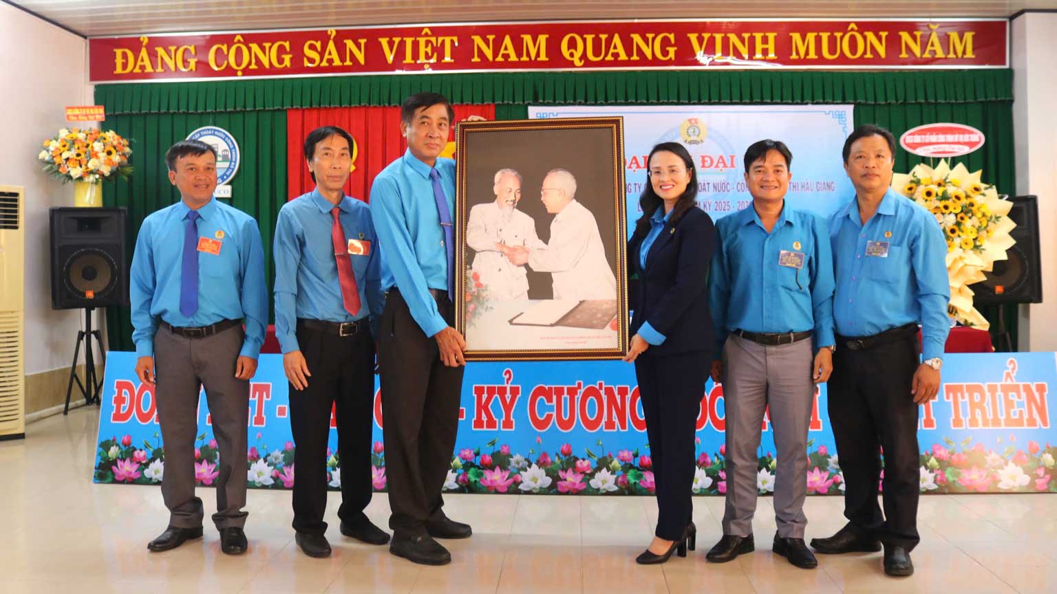 LDLD TP Can Tho tang tranh chuc mung dai hoi. Anh: Diem Trinh