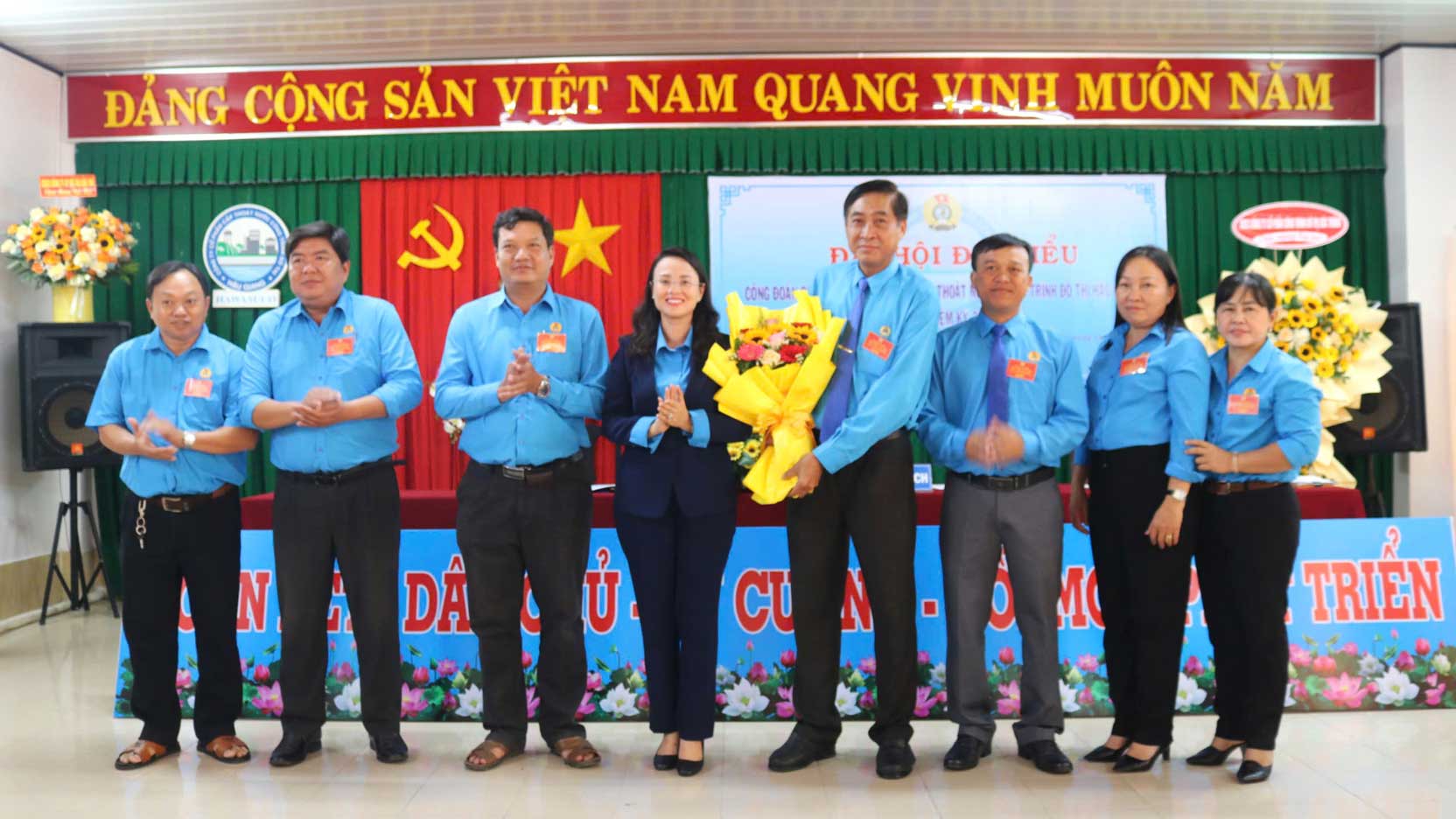 Chu tich LDLD TP Can Tho tang hoa chuc mung Ban Chap hanh Cong doan khoa moi. Anh: Diem Trinh