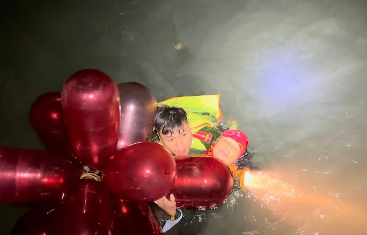 Police forces saved fishermen's lives amid rising tides. Photo: Quang Ha Police (Quang Ninh)