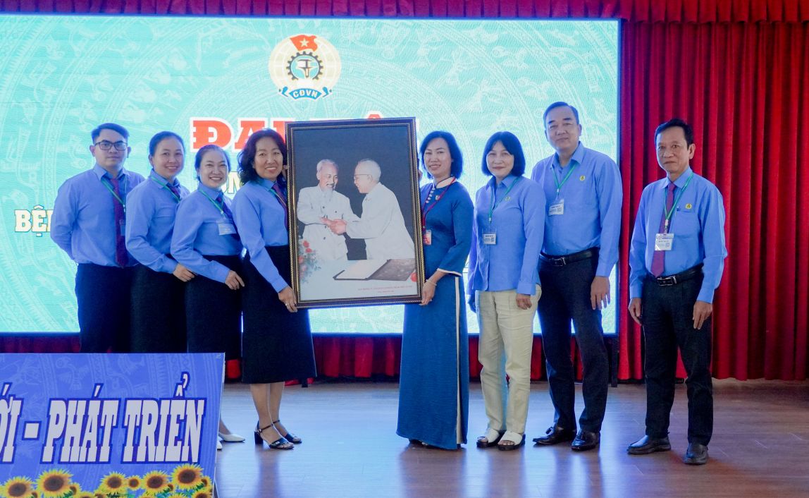 Lanh dao LDLD TP Can Tho tang anh Bac Ho va Bac Ton cho CDCS Benh vien Chuyen khoa San Nhi Soc Trang. Anh: Phuong Anh