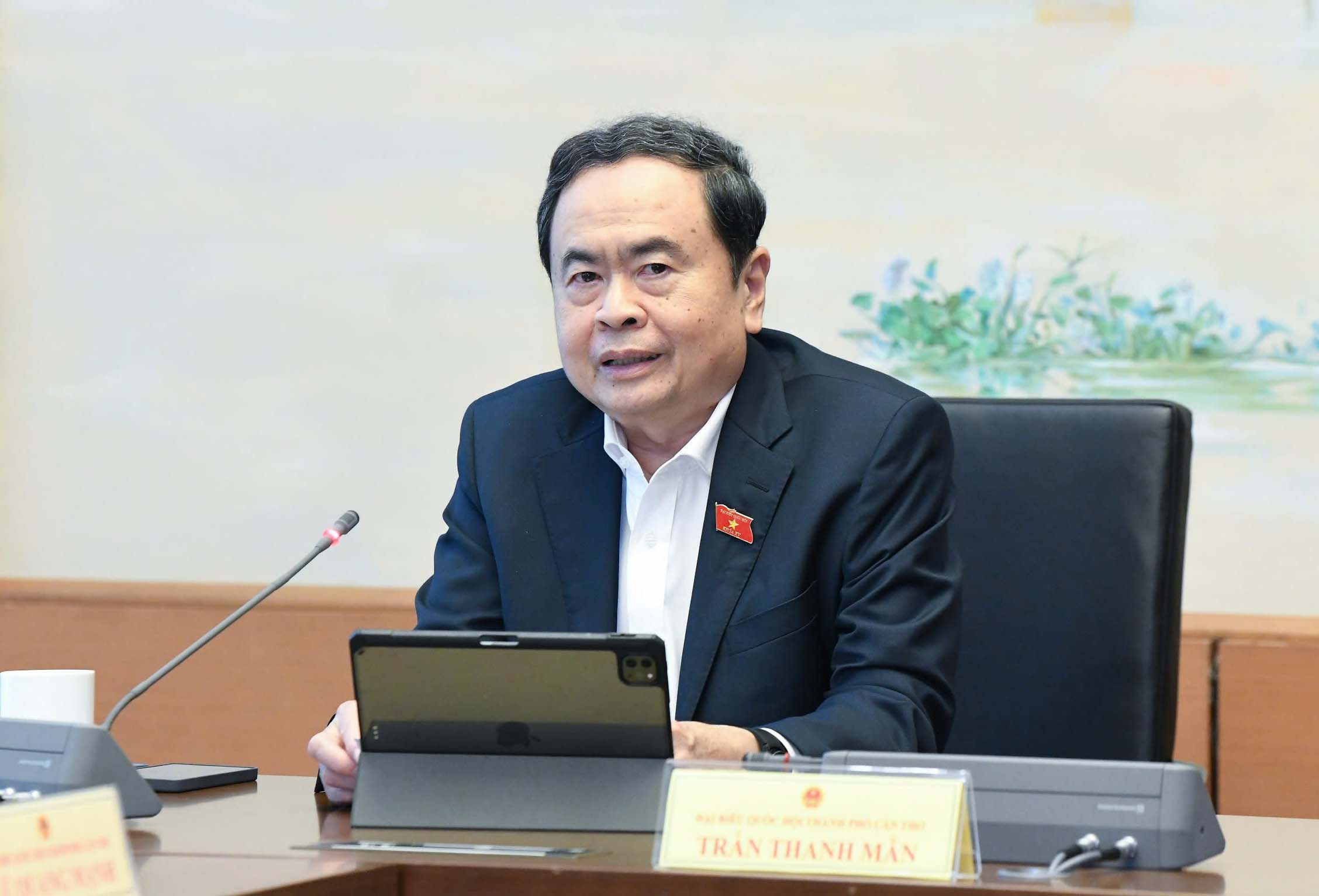 National Assembly Chairman Tran Thanh Man noted the need to strengthen and improve the capacity of the grassroots health system so that people can trust and examine patients here. Photo: Lam Hien.