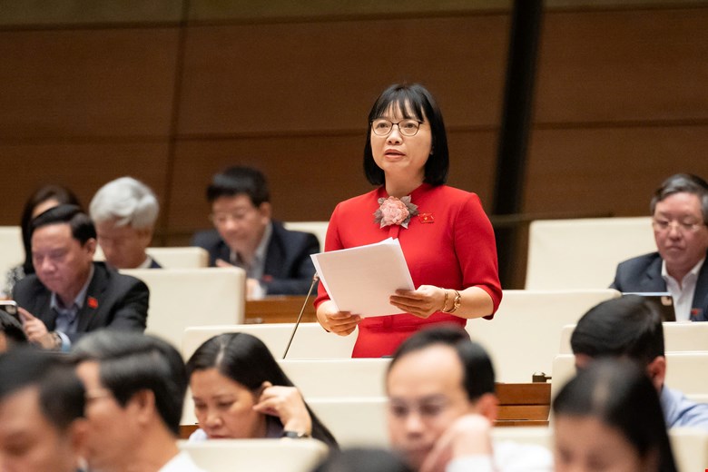 응우옌티비엣응아 국회의원은 첫 번째 재활 기간 24개월과 두 번째 재활 기간 36개월을 지지합니다. 사진: Quochoi.vn