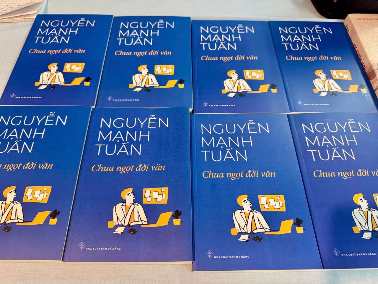 작가 Nguyen Manh Tuan의 책. 사진: Mai Anh.