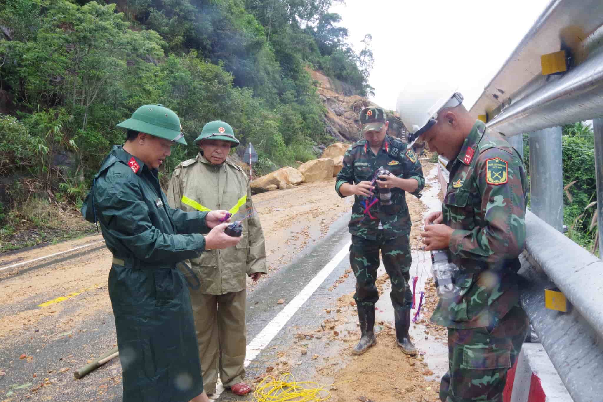 aLuc luong cong binh kiem tra cong tac an toan truoc khi cho no min, pha da tren deo Khanh Le. Anh: Bo Chi huy Quan su Khanh Hoa