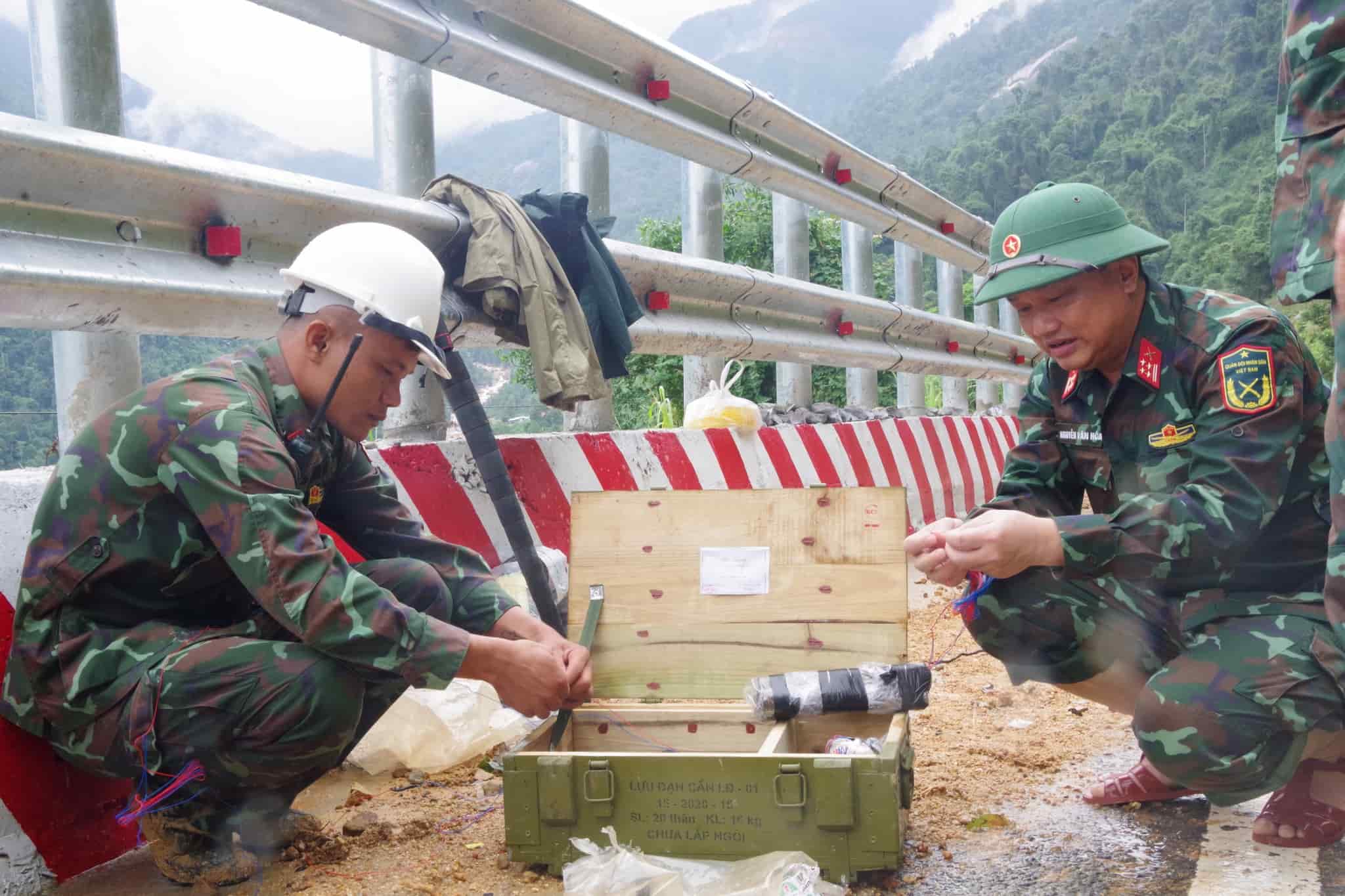 Las fuerzas del orden inspeccionan el trabajo de seguridad antes de la colocacion de minas y la demolicion de rocas en el paso de Khanh Le. Foto: Comando Militar de Khanh Hoa