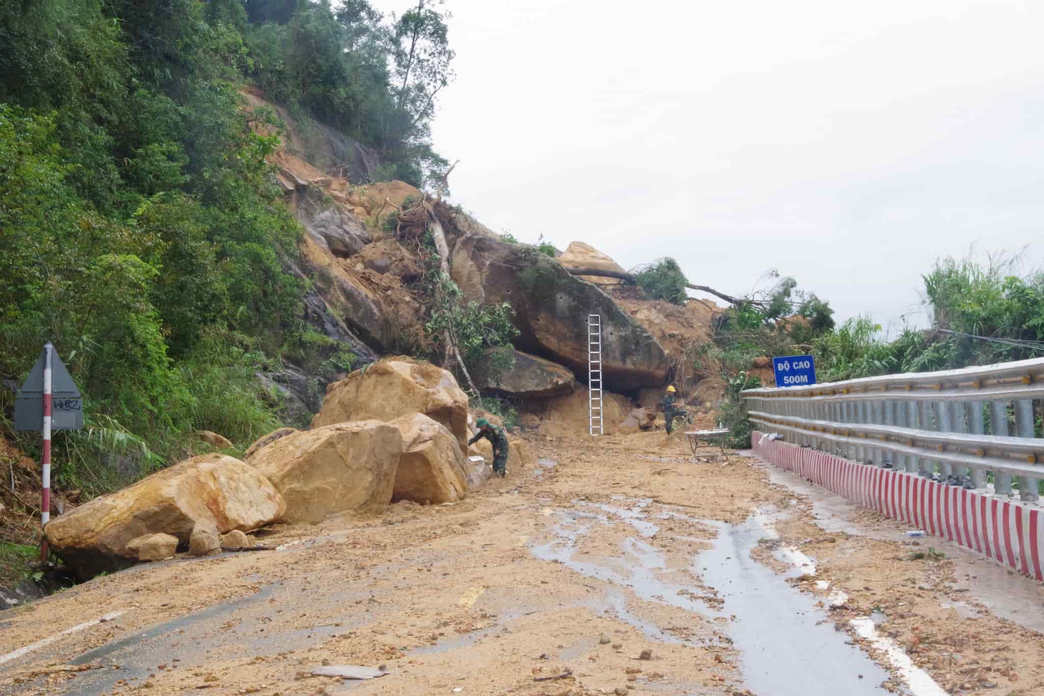Khoi da khong lo sat lo ngay tren mat duong deo Khanh Le. Anh: Bo Chi huy Quan su Khanh Hoa