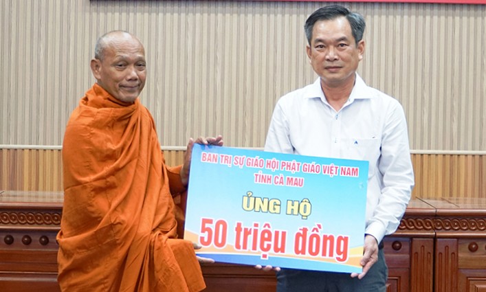 Religious organizations in Ca Mau support people in flooded areas. Photo: Nhat Ho