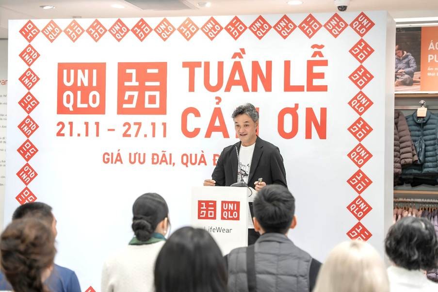 Tong Giam doc UNIQLO Viet Nam, ong Akiyama Naoki, gui loi cam on den khach hang, doi tac da dong hanh cung UNIQLO trong 6 nam qua. Anh: UNIQLO Viet Nam