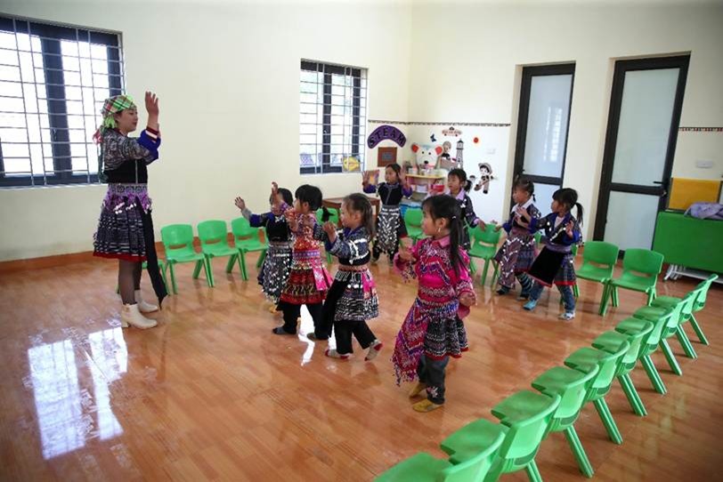 Co giao va cac em hoc sinh mam non trong lop hoc kien co do UNIQLO va Quy Hy Vong trao tang. Anh: UNIQLO Viet Nam