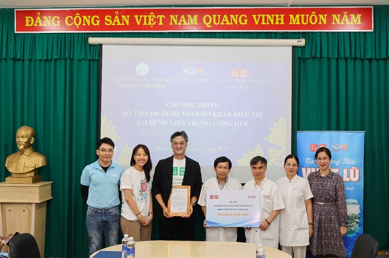 UNIQLO va Quy Hy Vong chung tay ho tro Benh vien Trung uong Hue sau dot mua lu. Anh: UNIQLO Viet Nam