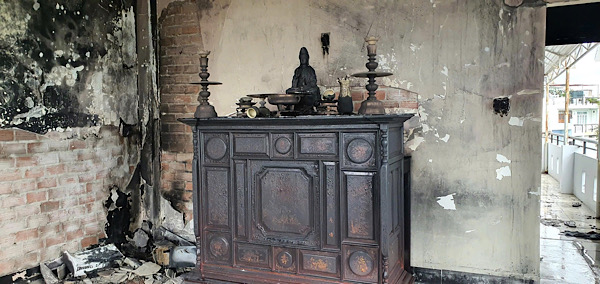 Khu vuc xay ra chay khien ngon lua bao trum tang 3 can nha. Anh: Phuong Linh