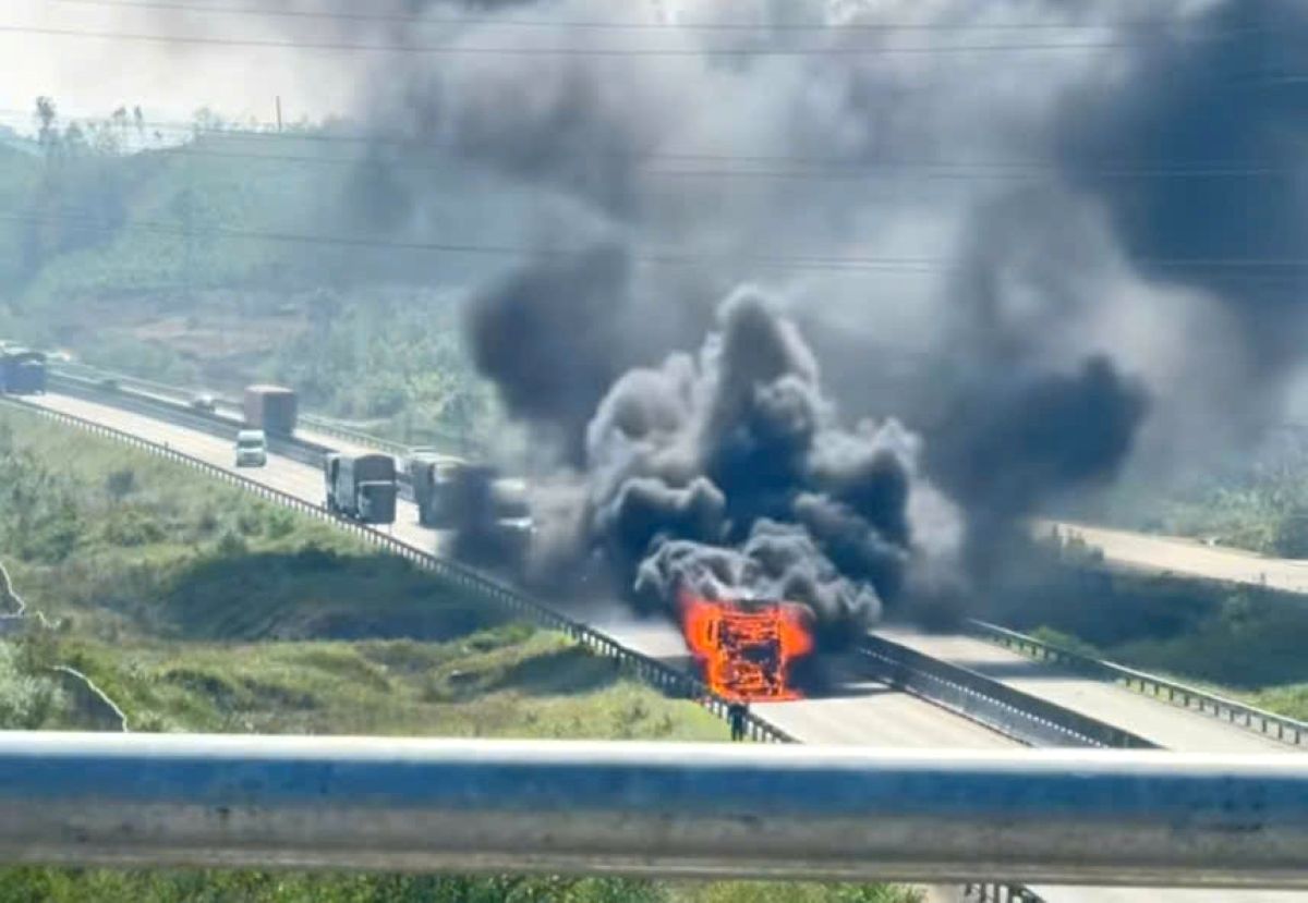 Chiec xe tai boc chay du doi tren cao toc (doan qua phuong Truc Lam, tinh Thanh Hoa). Anh: Cat tu video nguoi dan cung cap