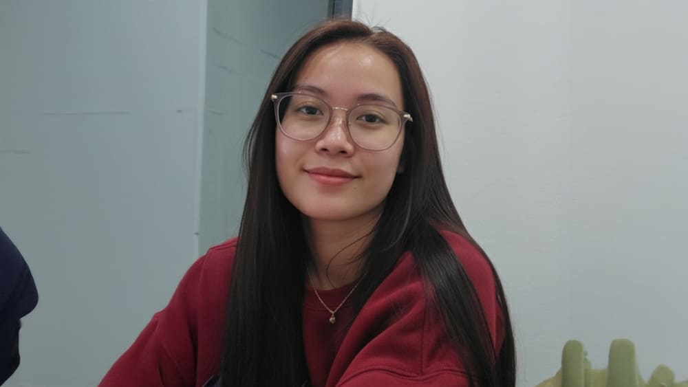 正方形の顔の女性は、適切なメガネを選ぶことを検討してください。写真:Mai Anh