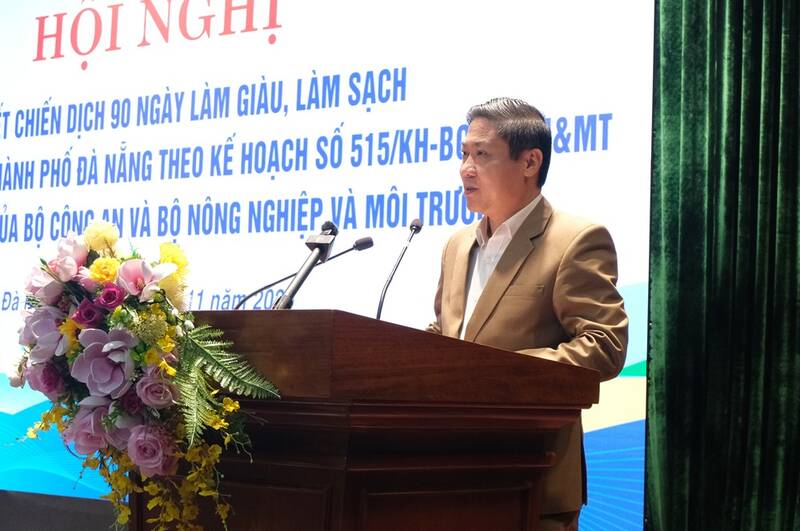 Le vice-président du Comité populaire de la ville de Đà Nẵng Phan Thái Bình prend la parole pour diriger la conférence. Photo : Comité populaire de la ville de Đà Nẵng