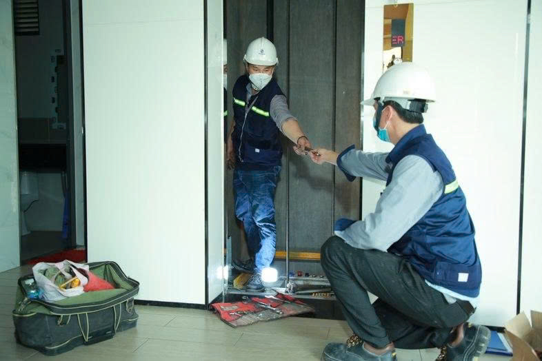 The urgent need for a new, synchronous and practical national standard set for elevators. Photo: Tung Thu