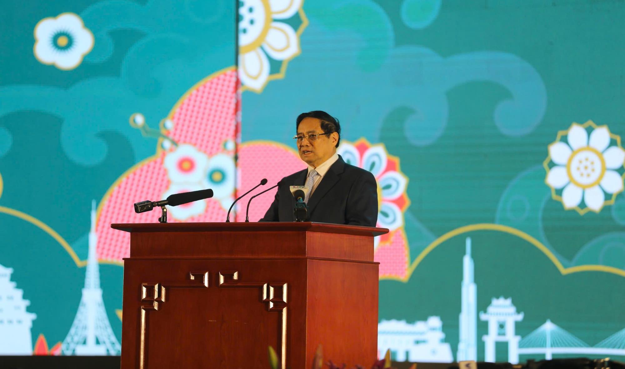 Prime Minister Pham Minh Chinh spoke at the Vietnam - Japan Local Cooperation Forum. Photo: Nguyen Hung