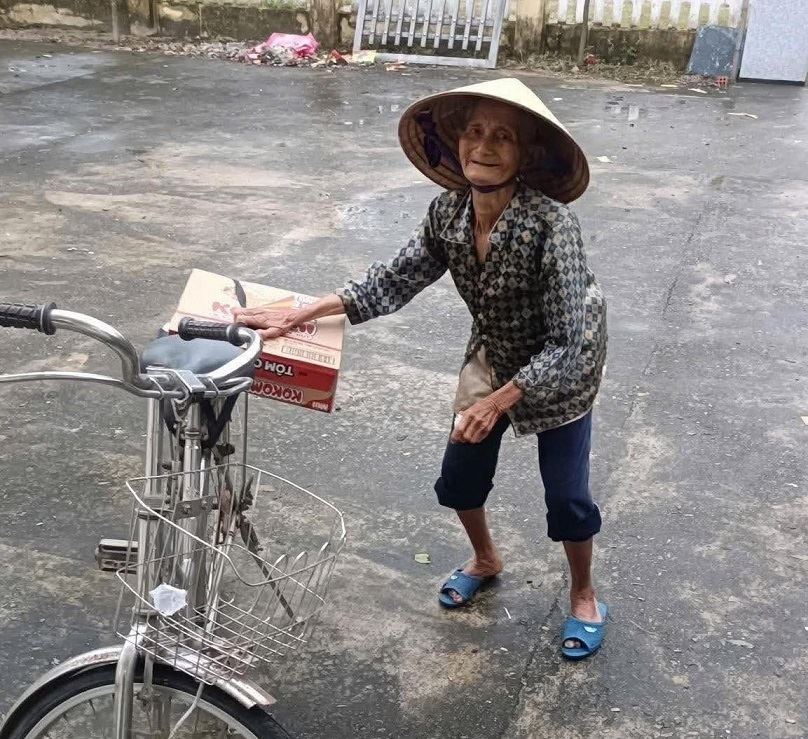 Ba Huynh Thi Nam (73 tuoi) o thon Nhon Phuoc, xa Nguyen Nghiem, Quang Ngai du la ho ngheo van co gang mua mot thung my tom gui tang ba con vung lu Dak Lak. Anh: Thanh Su