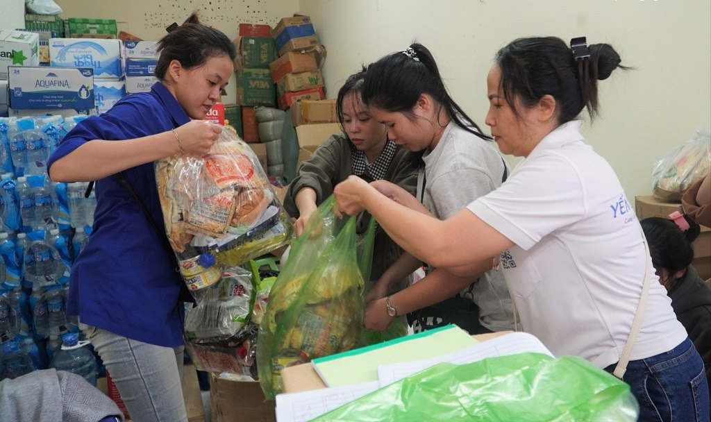 Luc luong tinh nguyen vien ho tro phan loai nhu yeu pham, dua len xe cho vao Dak Lak ho tro ba con vung lu. Anh: Duong Nuong