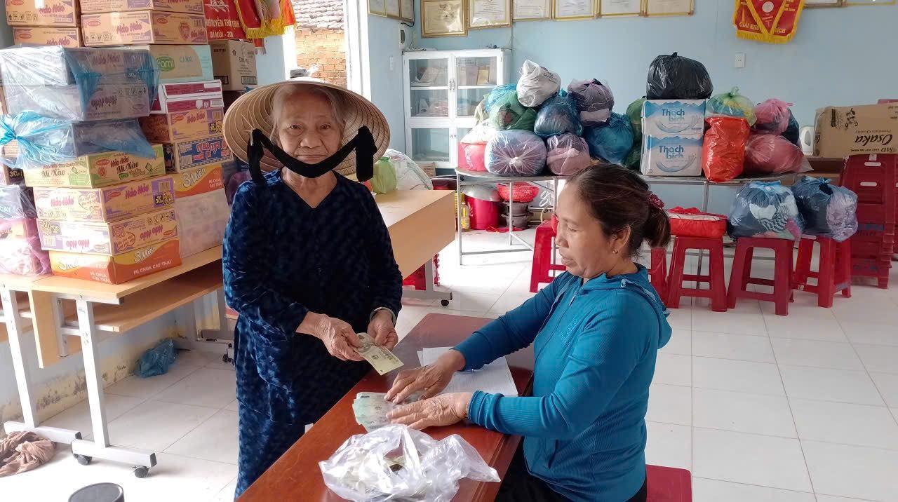 An old woman in Tinh Khe commune, Quang Ngai province sent a little savings to the people in flooded areas of Dak Lak. Photo: Do Dung