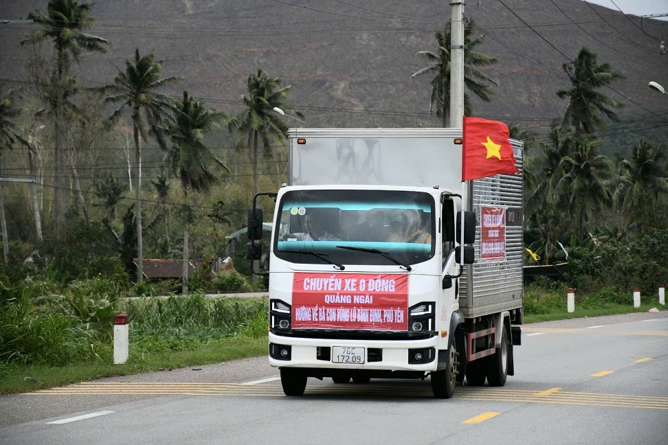 Nhung ngay nay tren Quoc lo 1 co nhieu chuyen xe tu Quang Ngai cho nhu yeu pham vao ho tro ba con vung lu Phu Yen (cu). Anh: Vien Nguyen