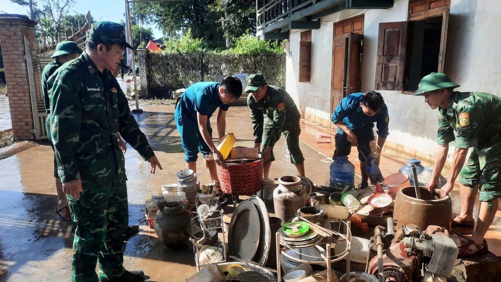 Dak Lak Provincial Border Guard urgently overcomes the consequences of floods in Buon Don. Photo: Border Guard