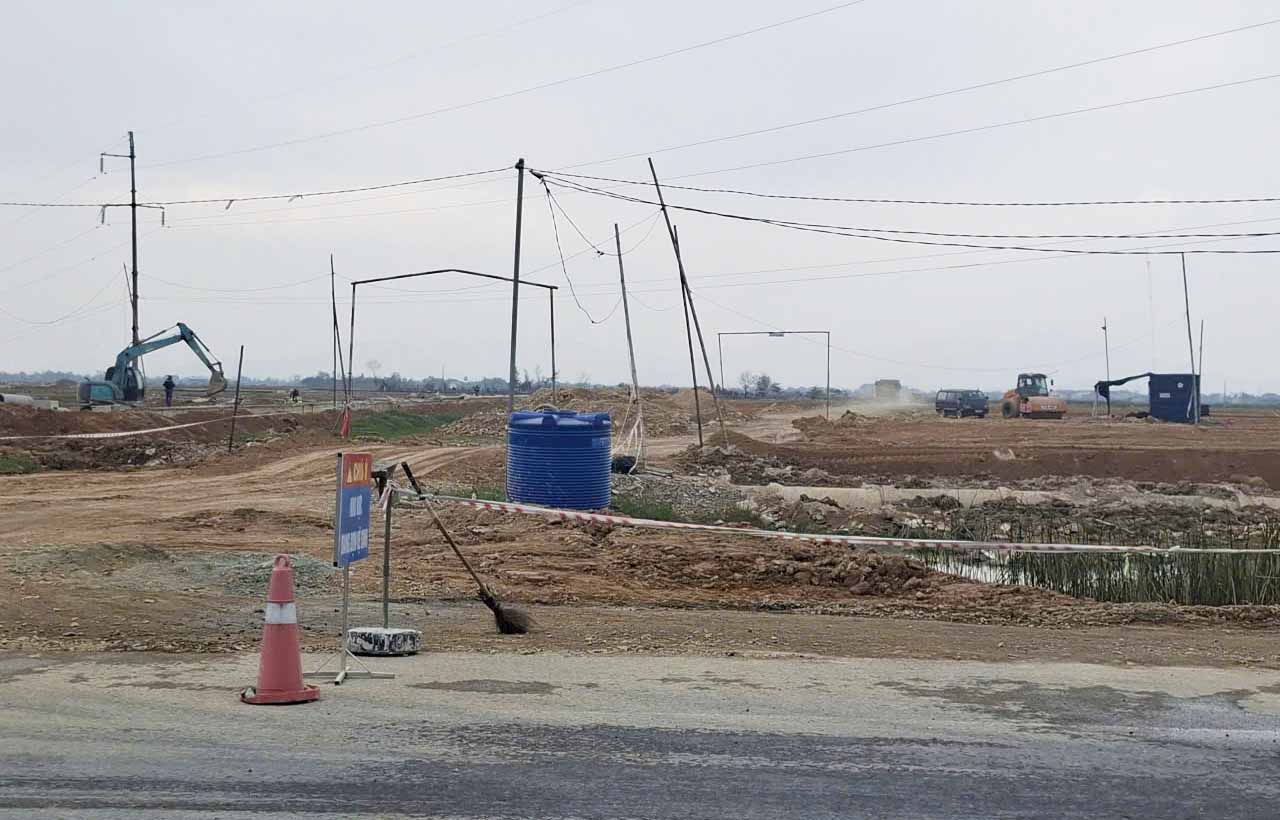 VSIP Ha Tinh工業団地プロジェクトの建設中の機械。写真:Tran Tuan.