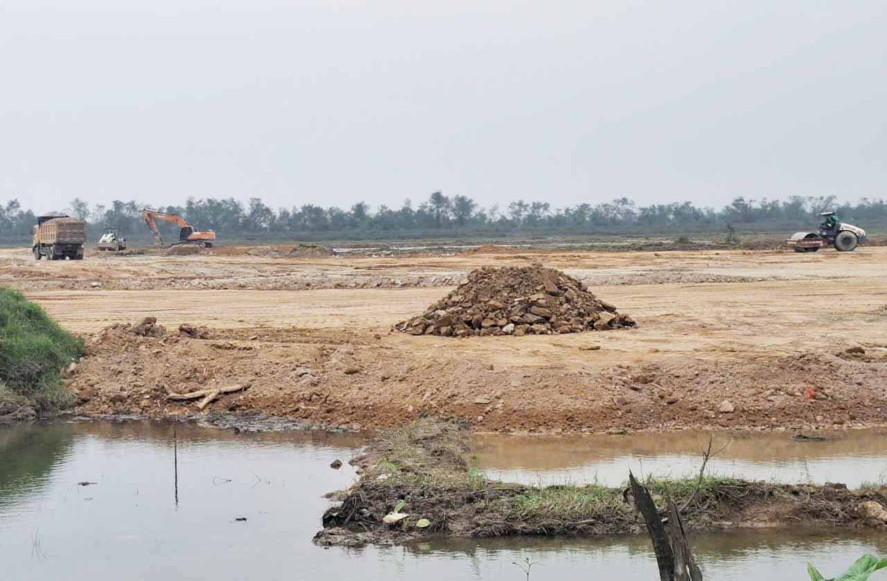 Nha thau tap trung san lap mat bang tai Du an Khu do thi, thuong mai dich vu, biet thu sinh thai Nam Cau Phu. Anh: Tran Tuan.