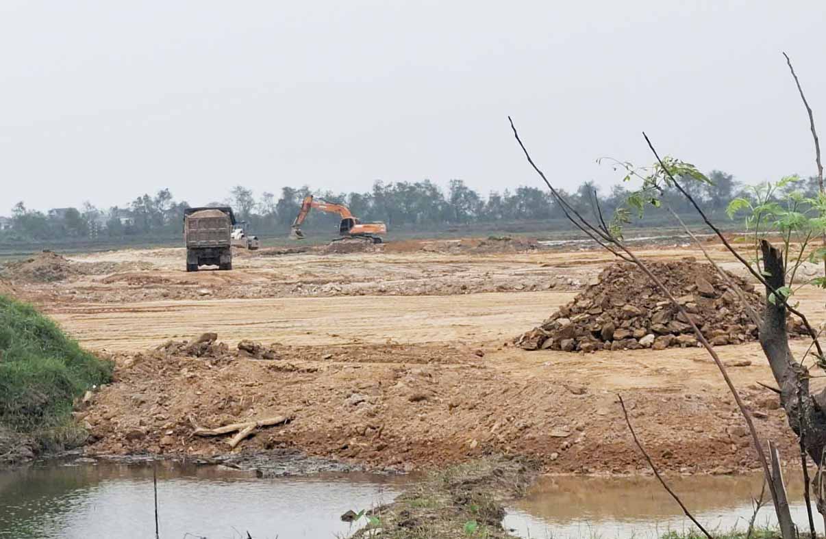 Tranh thu thoi tiet nang am, tren nhieu cong truong o Ha Tinh da soi dong thi cong day nhanh tien do. Anh: Tran Tuan.