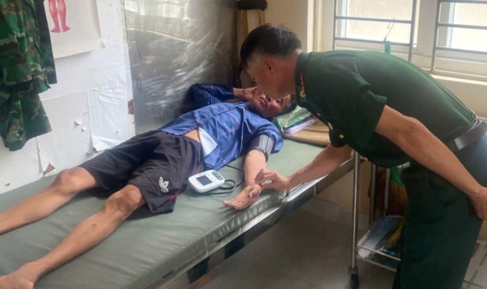 遭難した漁民の医療ケア。写真:国境警備隊提供