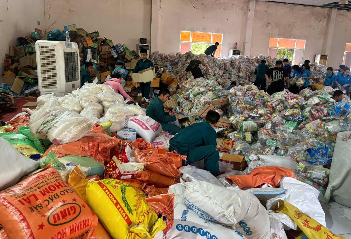 Hang hoa duoc tap ket ve Cong doan TPHCM khu vuc Binh Duong. Anh: Dinh Trong