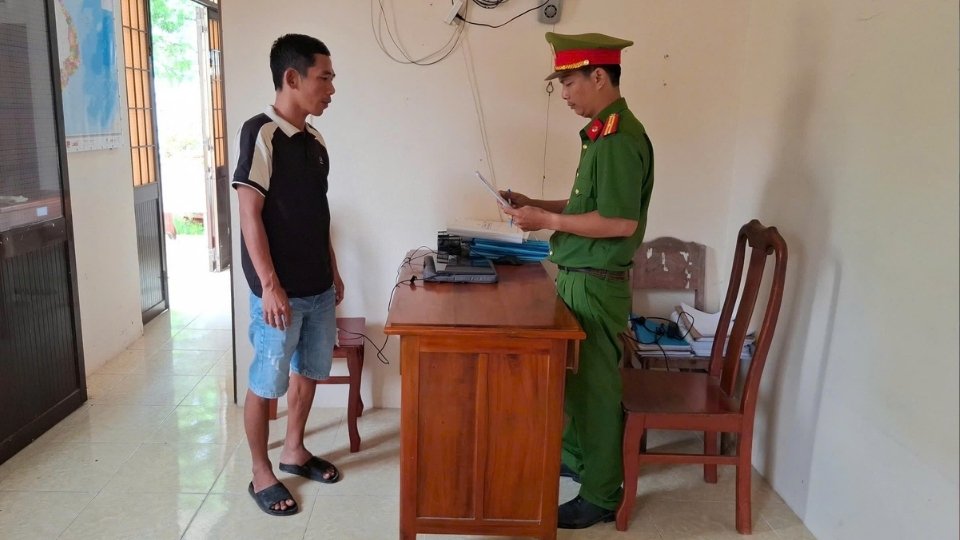 Prosecution of the subject for organizing illegal cockfighting in My Long commune. Photo: Provided by the police