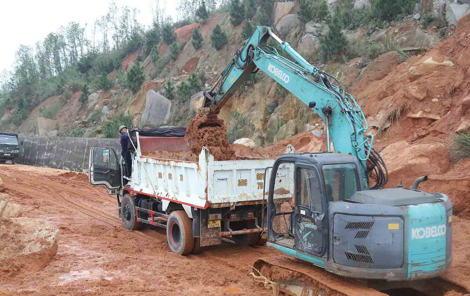 Van chuyen dat sat lo de thong duong. Anh: Hoang Anh.