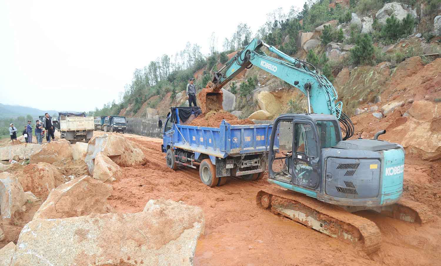 Do khoi luong dat da sat lo lon va tiem an nguy hiem nen chua ro thoi gian hoan thanh de thong duong. Anh: Hoang Anh.