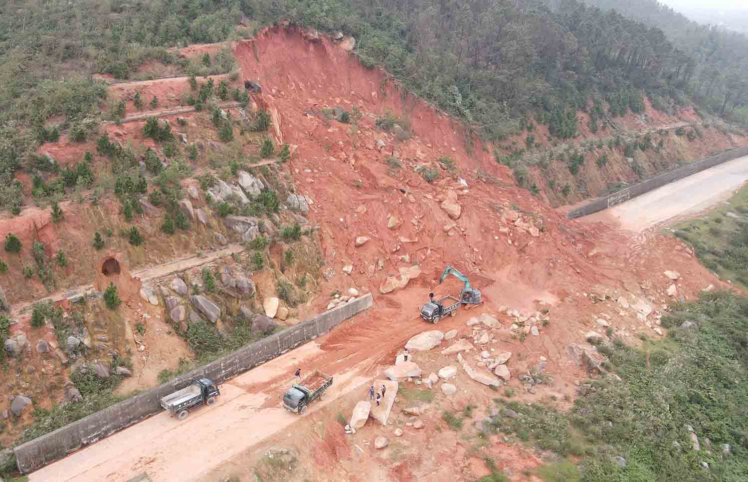 Khoi luong dat da phai don rat lon. Anh: Hoang Anh.