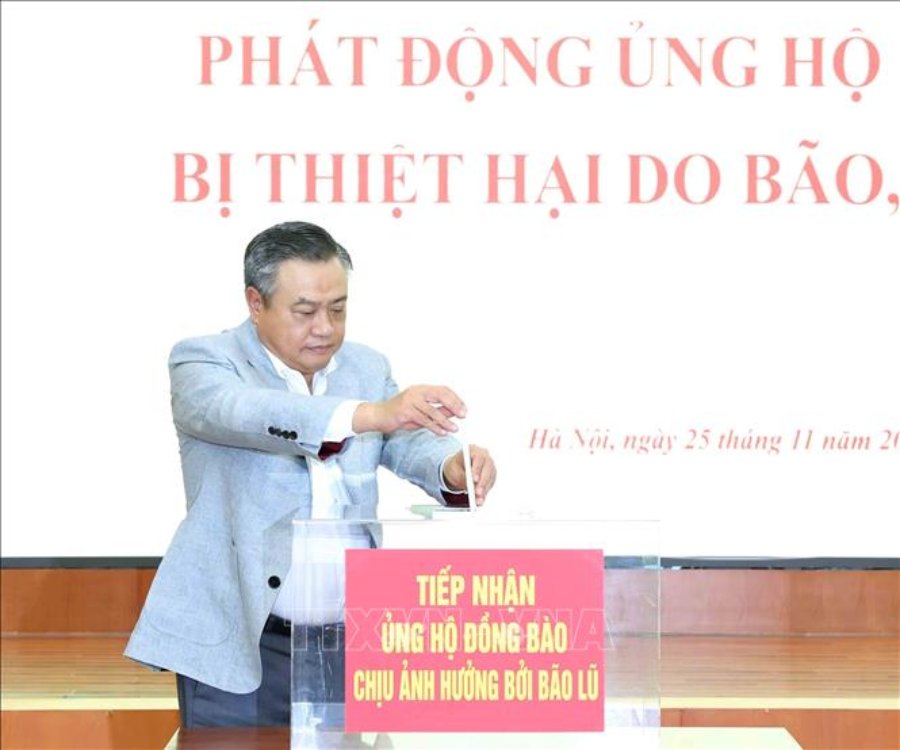Mr. Tran Sy Thanh - Member of the Party Central Committee, Chairman of the Central Inspection Committee supports people in overcoming the consequences of floods. Photo: Phuong Hoa/VNA