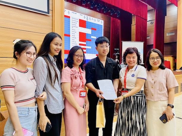 Cac giang vien don tan bac si noi tru ve chuyen nganh cua minh. Anh: Thuy Linh