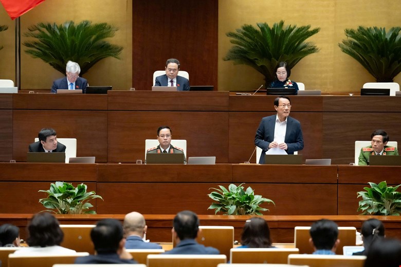 Dai tuong Luong Tam Quang noi ve thiet bi giam sat dien tu ho tro cong tac quan ly cai nghien va sau cai nghien ma tuy. Anh: Quochoi.vn