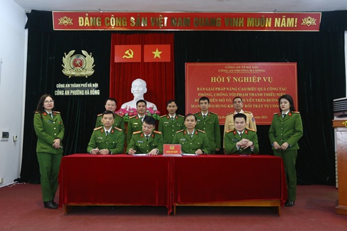 Công an 8 phường ký cam kết, khẳng định quyết tâm không để hình thành điểm nóng về đua xe trái phép, không để xảy ra tình trạng phức tạp về thanh thiếu niên vi phạm pháp luật, gây rối trật tự công cộng. Ảnh: ANTĐ