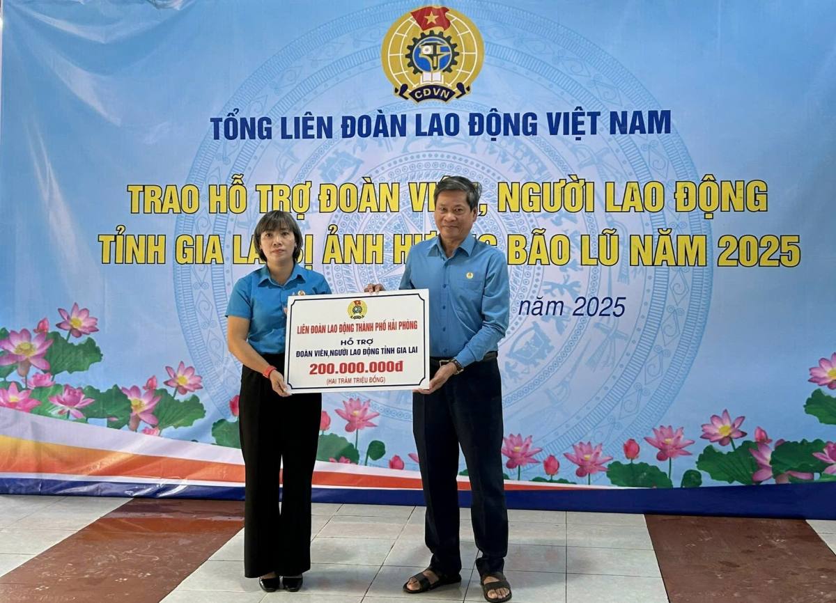 La Federacion Laboral de la ciudad de Hai Phong entrega fondos para apoyar a las provincias dañadas por las lluvias e inundaciones. Foto: Comite de Trabajo Sindical