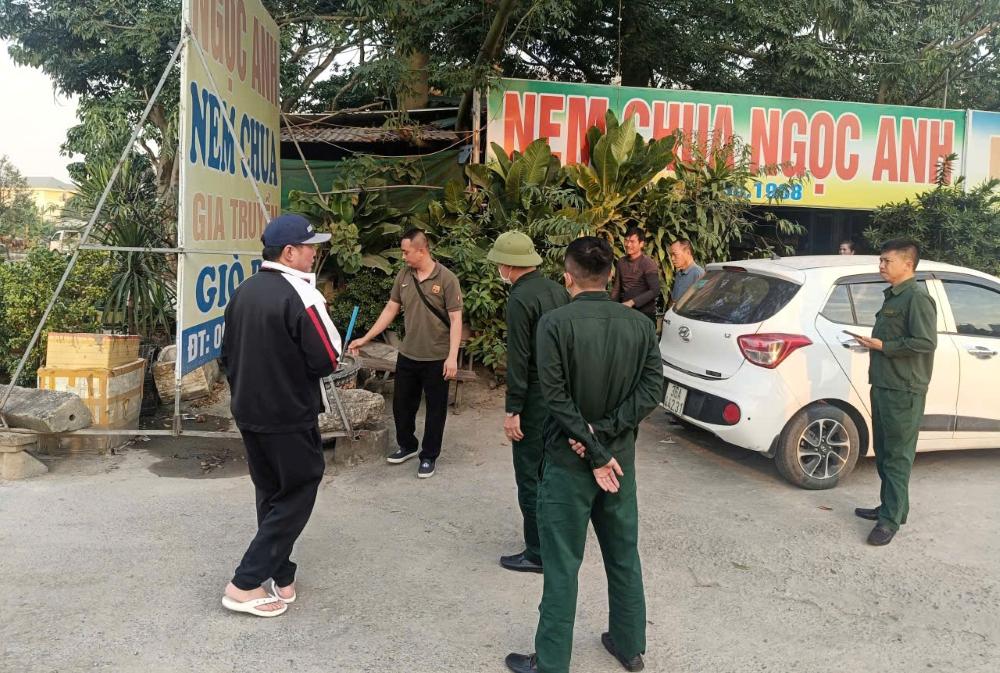 Luc luong quy tac do thi yeu cau ho kinh doanh di doi bien hieu anh huong den hanh lang an toan giao thong. Anh: Minh Hoang