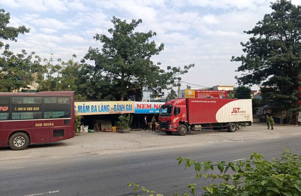 Luc luong Canh sat trat tu Thanh Hoa co mat tai diem dung do xe. Anh: Minh Hoang