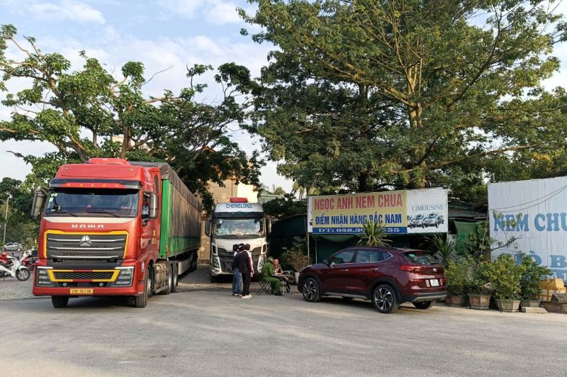 Luc luong chuc nang lap bien ban vi pham doi voi hanh vi lan chiem via he lam noi dung do xe, boc do hang hoa. Anh: Minh Hoang