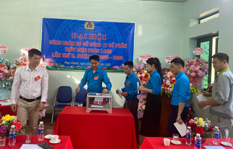 Bau ban chap hanh cong doan khoa moi. Anh: Dinh Dai