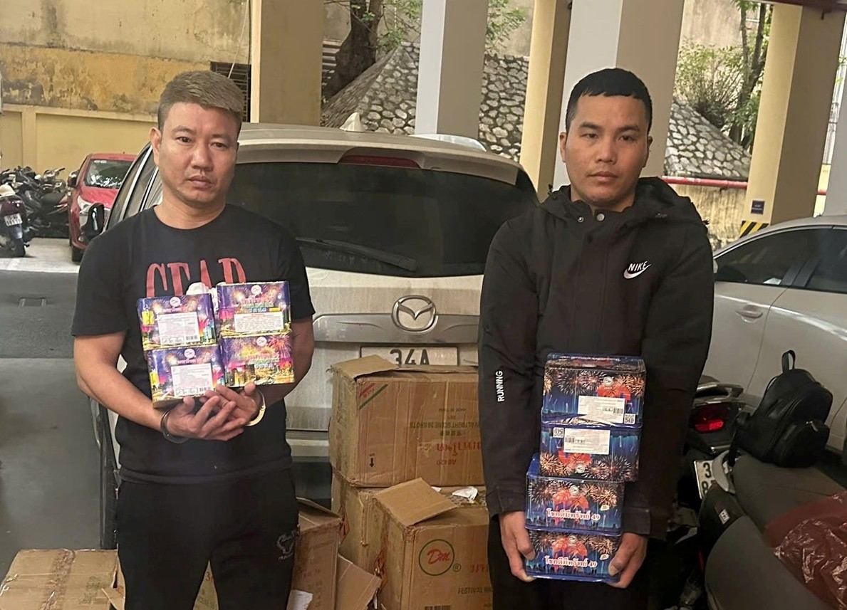 The Criminal Police Department temporarily detained Bui Duc Son for trading in prohibited goods, Nguyen Van Thang for possession of prohibited goods. Photo: Hai Phong City Police