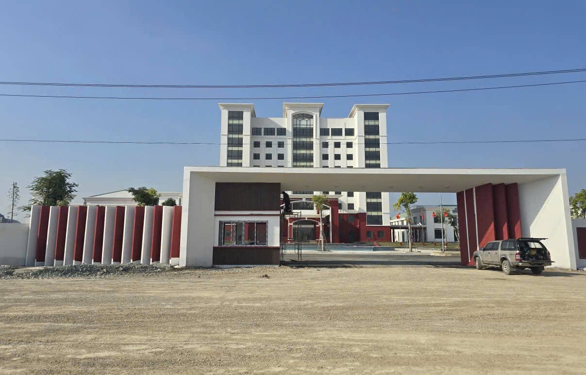 El proyecto de la Universidad Hoa Lu (Ninh Binh) se ha completado despues de mas de 15 años de construccion inconclusa y abandonada. Foto: Nguyen Truong