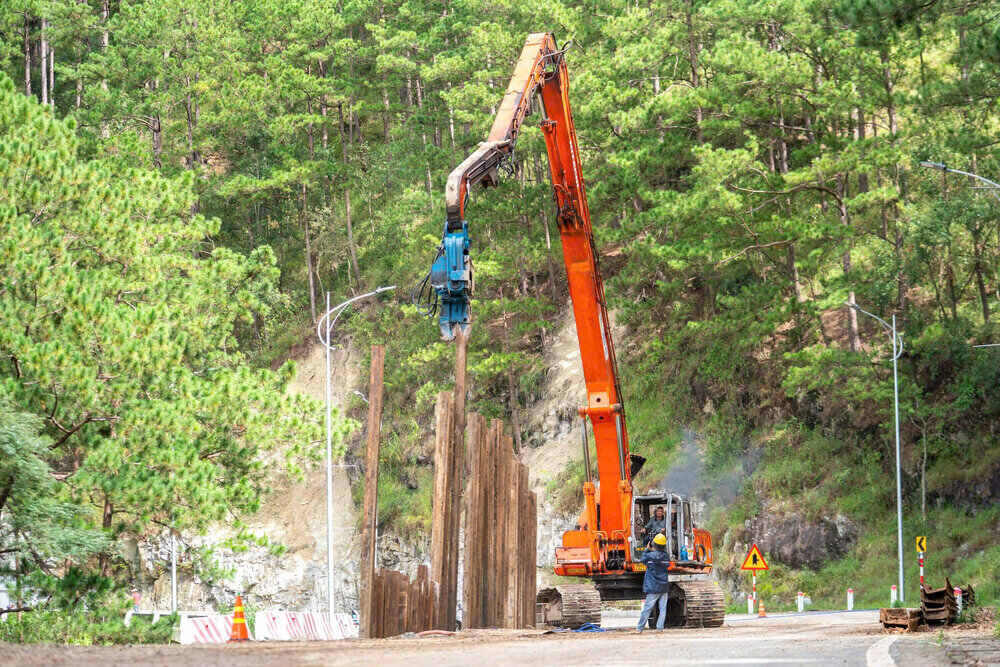 Ngay trong ngay 19.11.2025, DCC da hoan tat phuong an ky thuat va dieu dong nhan su, thiet bi den hien truong, to chuc thi cong ca ngay lan dem. Ảnh: Hung To