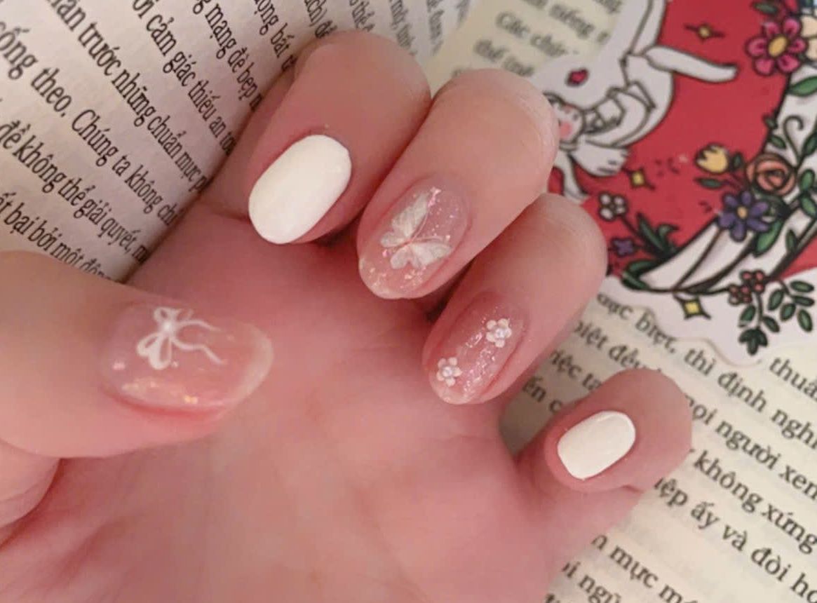 爪をより早く回復させるために、毎日保湿クリームを塗ってください。写真:Mai Huong