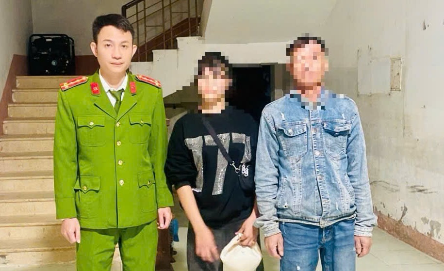 Quang Tri の H ちゃんが自転車で高速道路に乗り込み、警察の支援を受けて家族に連れ戻されました。写真: Quang Tri 警察