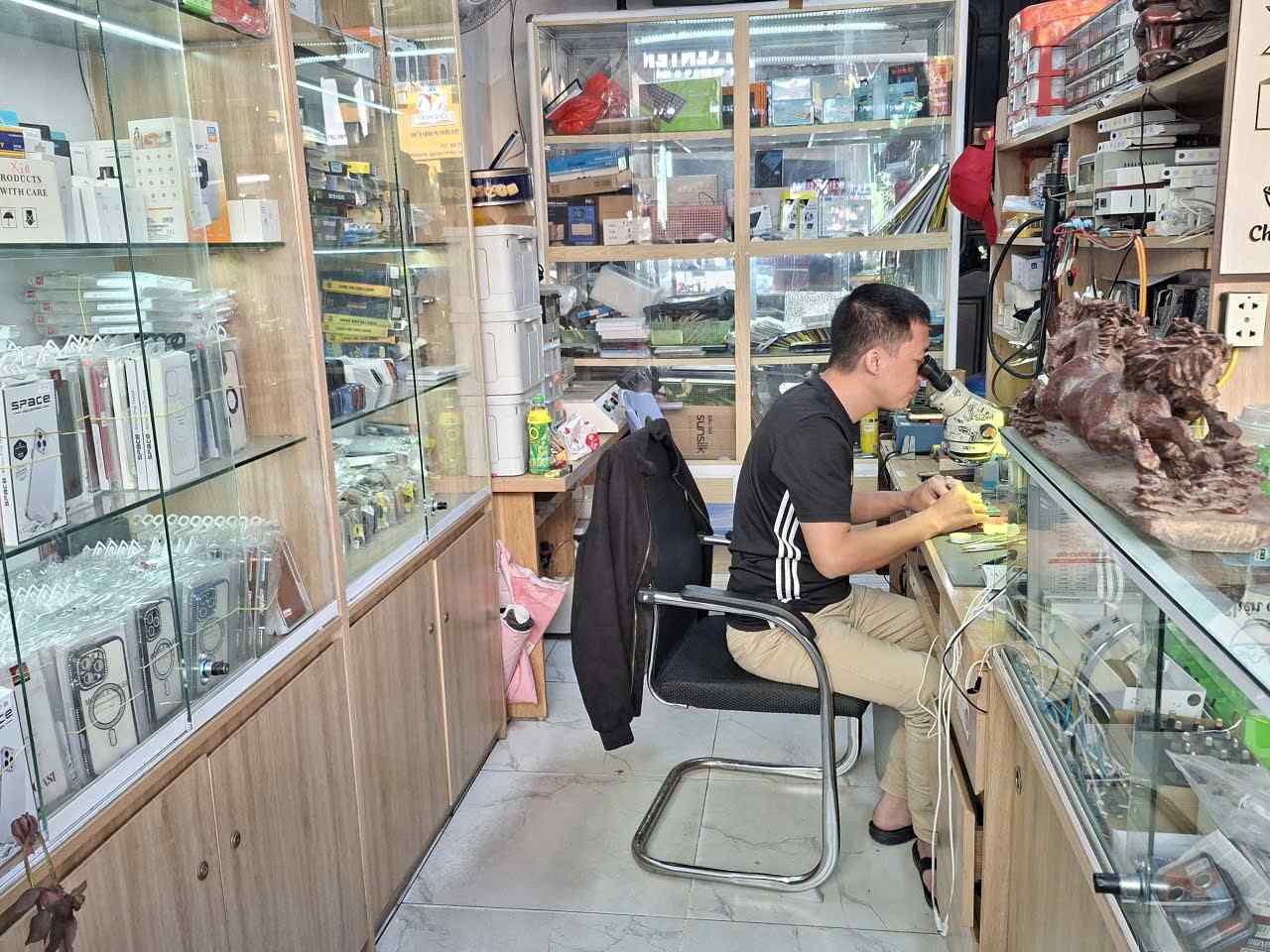 The Ministry of Finance calculates the conversion to profit-based tax collection for business households. Photo: Luc Giang