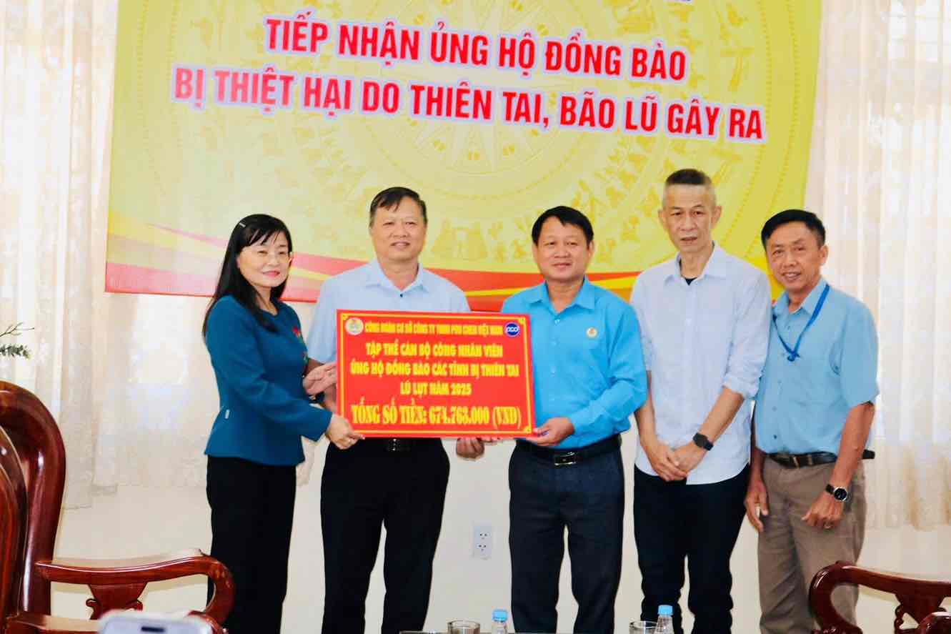 Les cadres et employés de Pou Chen Vietnam Co. Ltd. font des dons pour soutenir les compatriotes des provinces touchées par les catastrophes naturelles et les inondations. Photo : Syndicat de l'entreprise